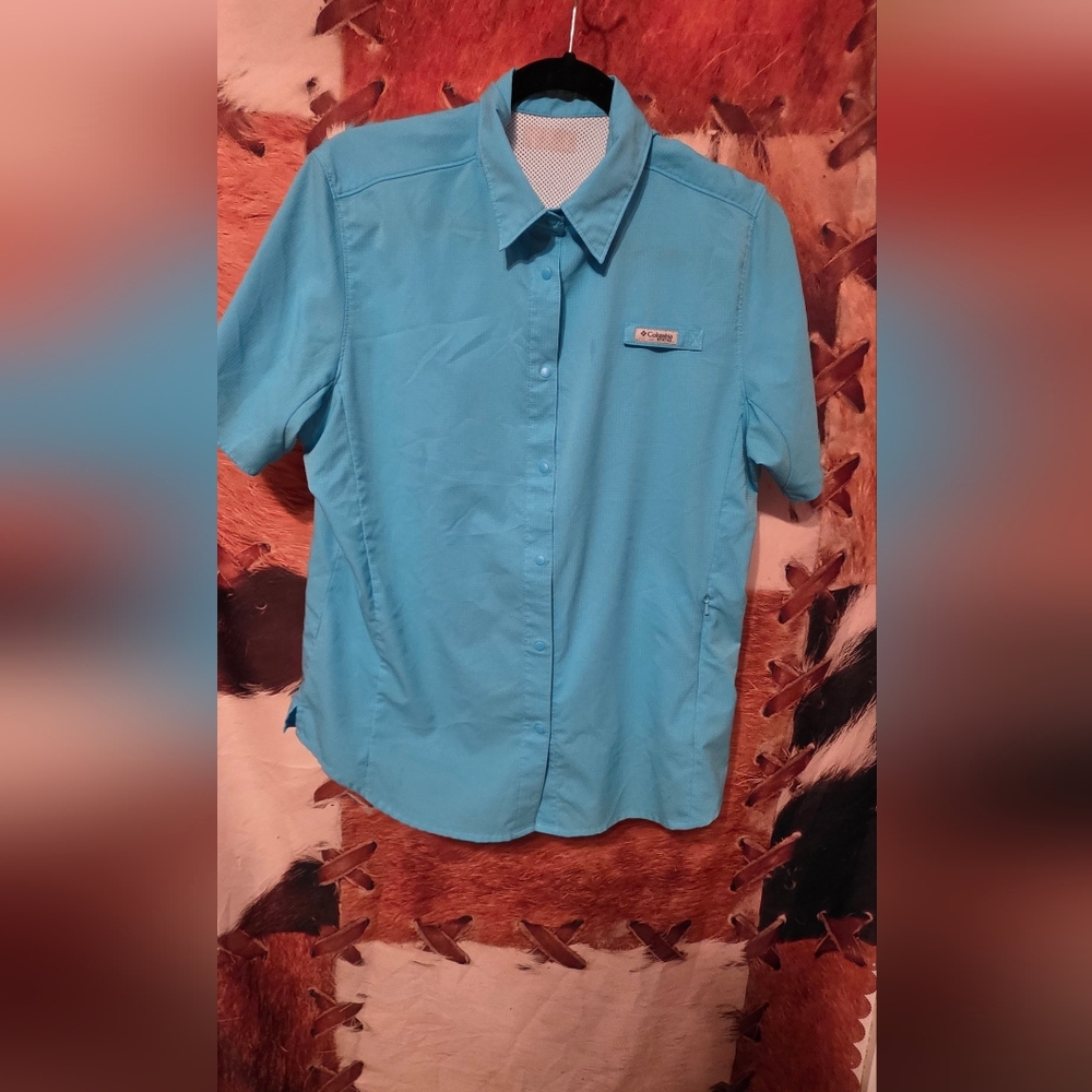 Columbia Women's Light Blue Button Down Shirt